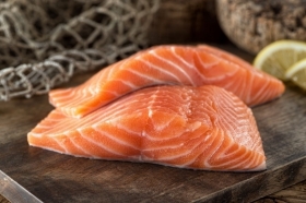 FIORE DI SALMONE NORVEGESE CON PELLE “TOP QUALITY”                  €16,95 AL KG - Surgelati Apicella